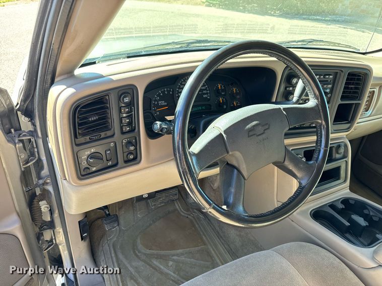 image for item EG9865 2003 Chevrolet Suburban  SUV