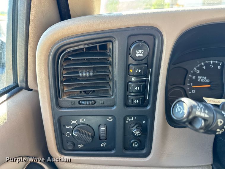 image for item EG9865 2003 Chevrolet Suburban  SUV