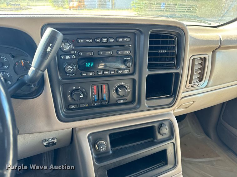 image for item EG9865 2003 Chevrolet Suburban  SUV