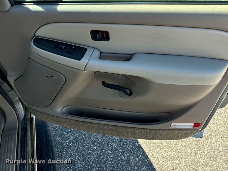 image for item EG9865 2003 Chevrolet Suburban  SUV