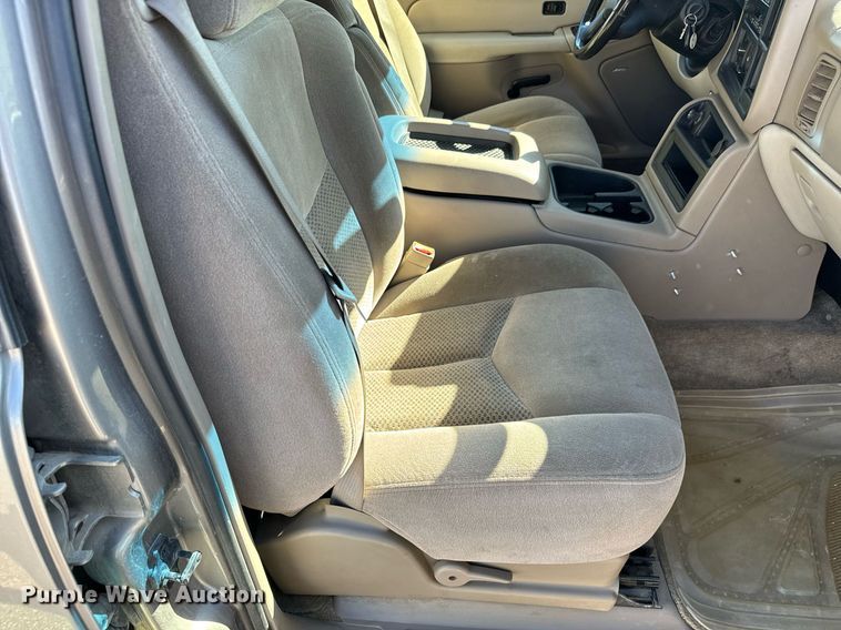 image for item EG9865 2003 Chevrolet Suburban  SUV