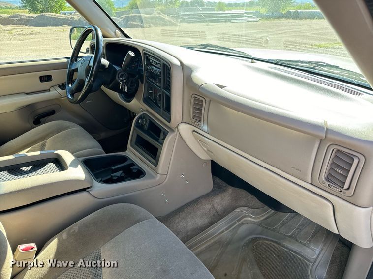 image for item EG9865 2003 Chevrolet Suburban  SUV