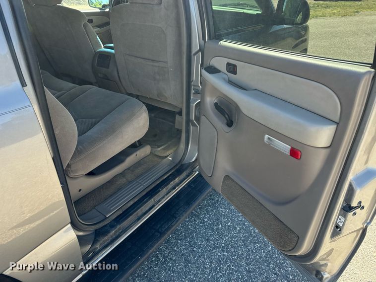 image for item EG9865 2003 Chevrolet Suburban  SUV