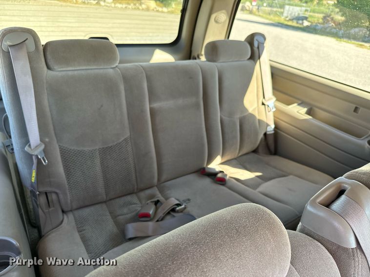 image for item EG9865 2003 Chevrolet Suburban  SUV