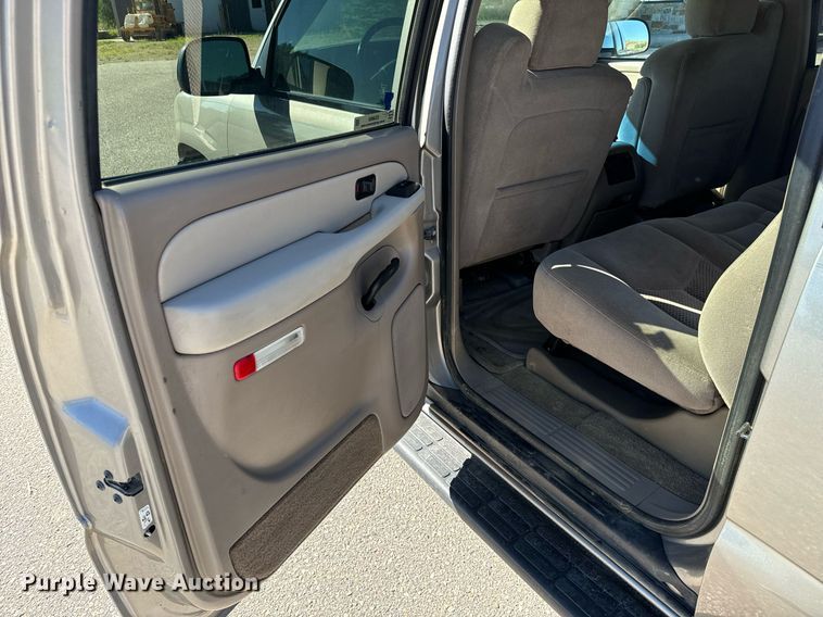 image for item EG9865 2003 Chevrolet Suburban  SUV