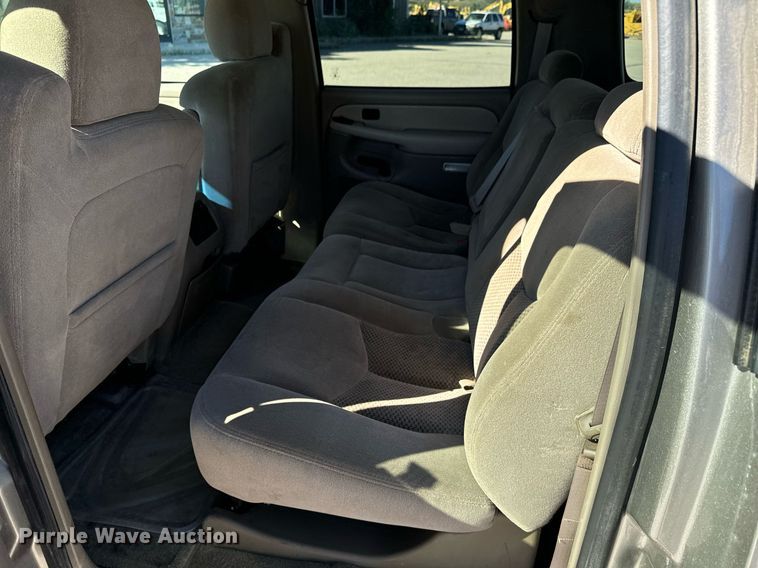 image for item EG9865 2003 Chevrolet Suburban  SUV