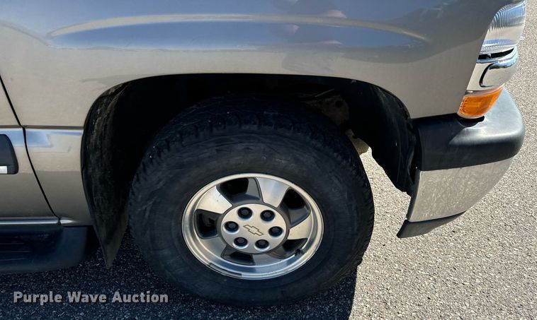 image for item EG9865 2003 Chevrolet Suburban  SUV