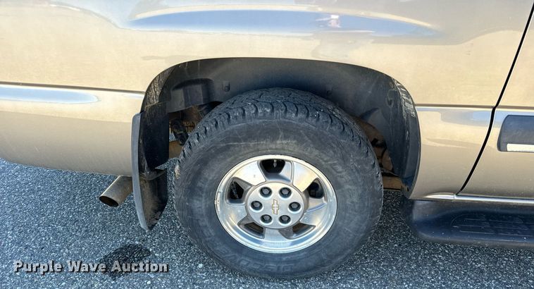 image for item EG9865 2003 Chevrolet Suburban  SUV
