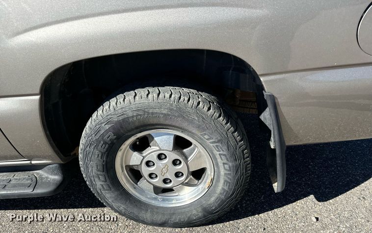 image for item EG9865 2003 Chevrolet Suburban  SUV