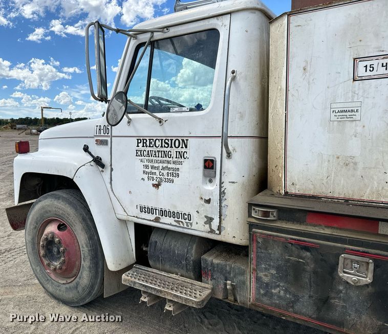 image for item EG9866 1988 International 1754 fuel / lube truck