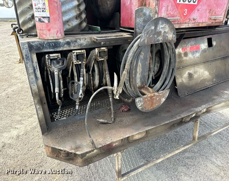 image for item EG9866 1988 International 1754 fuel / lube truck