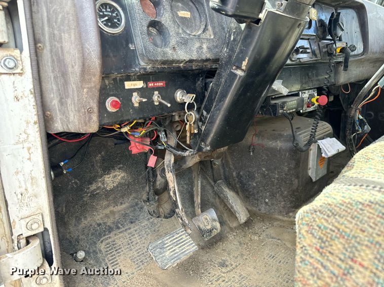 image for item EG9866 1988 International 1754 fuel / lube truck