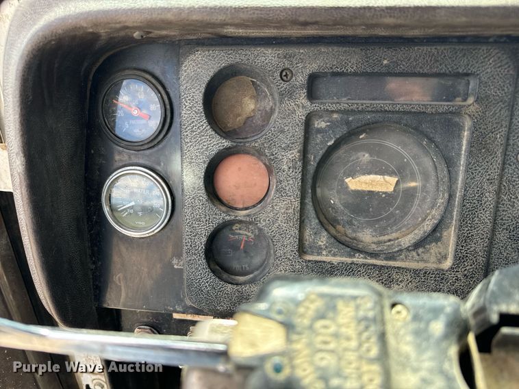 image for item EG9866 1988 International 1754 fuel / lube truck