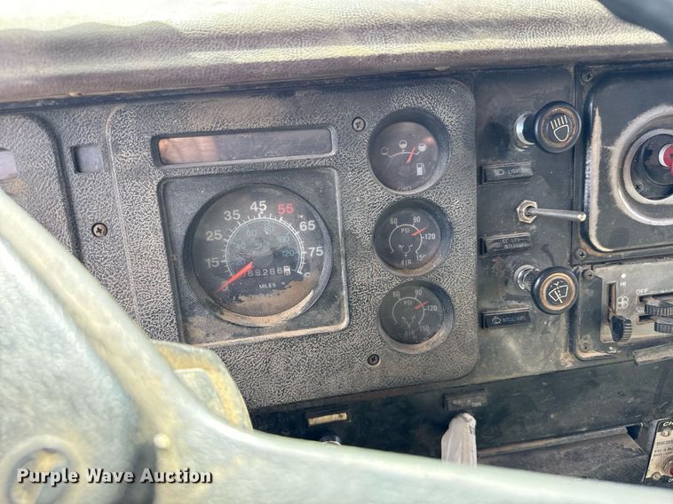 image for item EG9866 1988 International 1754 fuel / lube truck