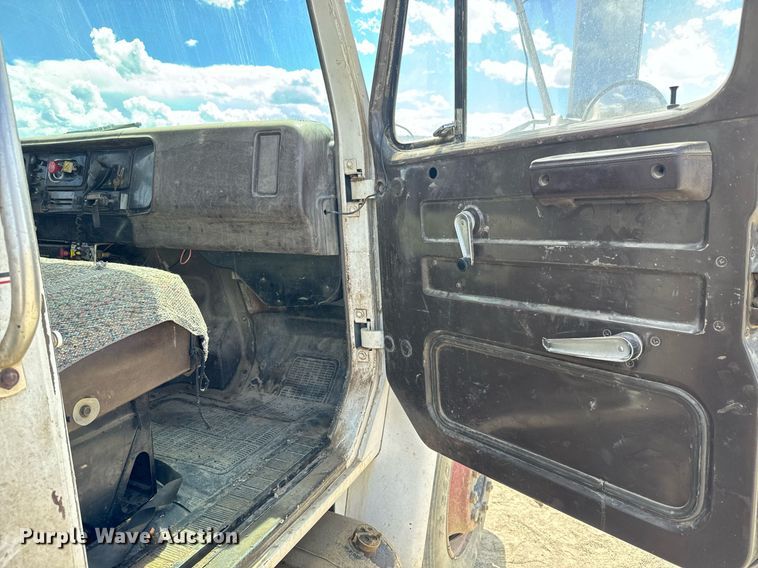 image for item EG9866 1988 International 1754 fuel / lube truck