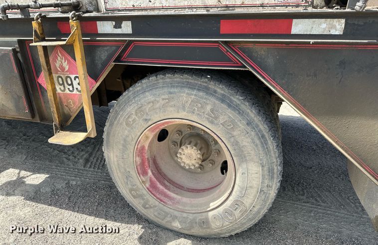 image for item EG9866 1988 International 1754 fuel / lube truck