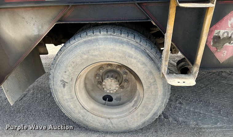 image for item EG9866 1988 International 1754 fuel / lube truck