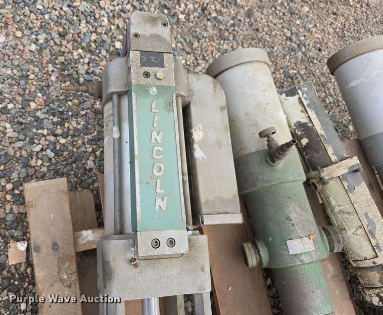 image for item EG9866 1988 International 1754 fuel / lube truck