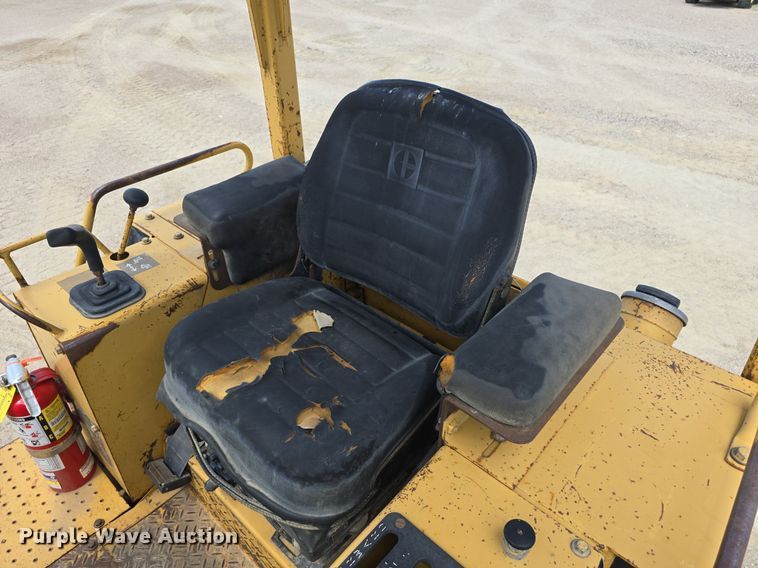 image for item EG9875 1995 Caterpillar D4C XL dozer