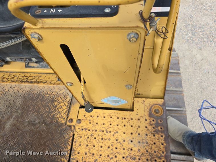 image for item EG9875 1995 Caterpillar D4C XL dozer