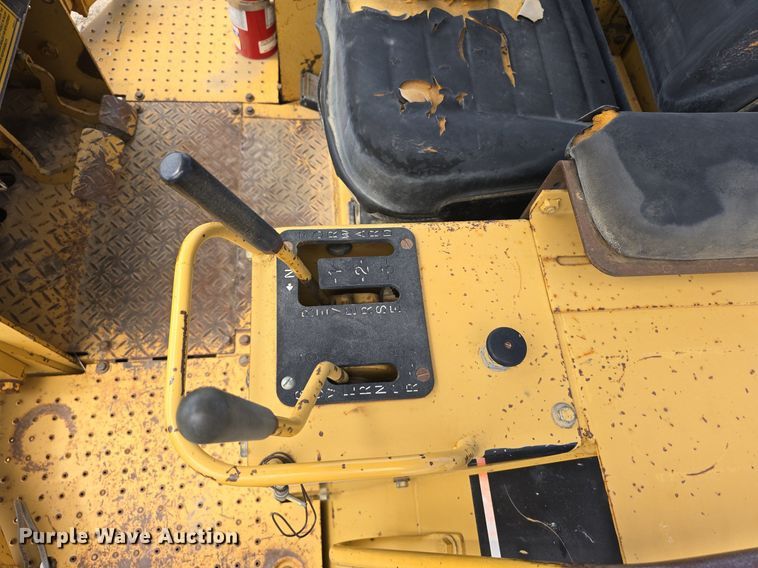 image for item EG9875 1995 Caterpillar D4C XL dozer