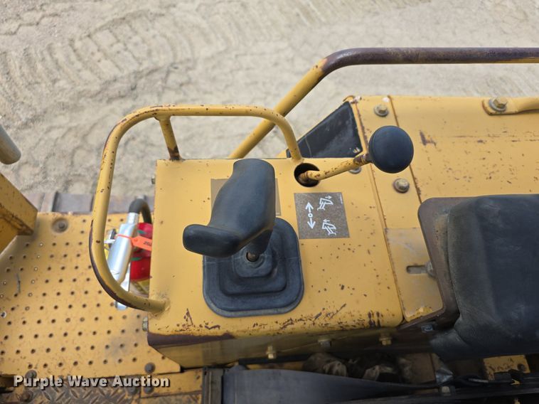 image for item EG9875 1995 Caterpillar D4C XL dozer