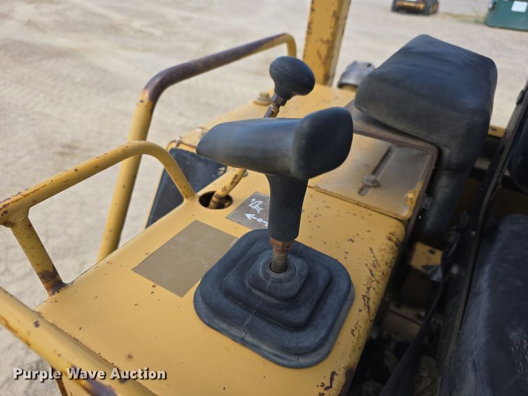 image for item EG9875 1995 Caterpillar D4C XL dozer