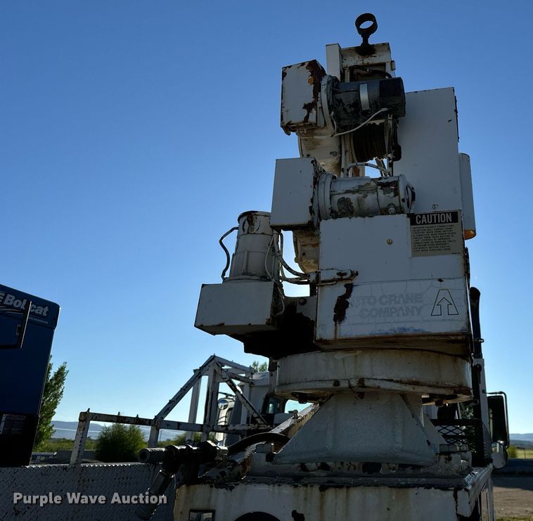 image for item LW9787 1980 International 1854 utility / service truck