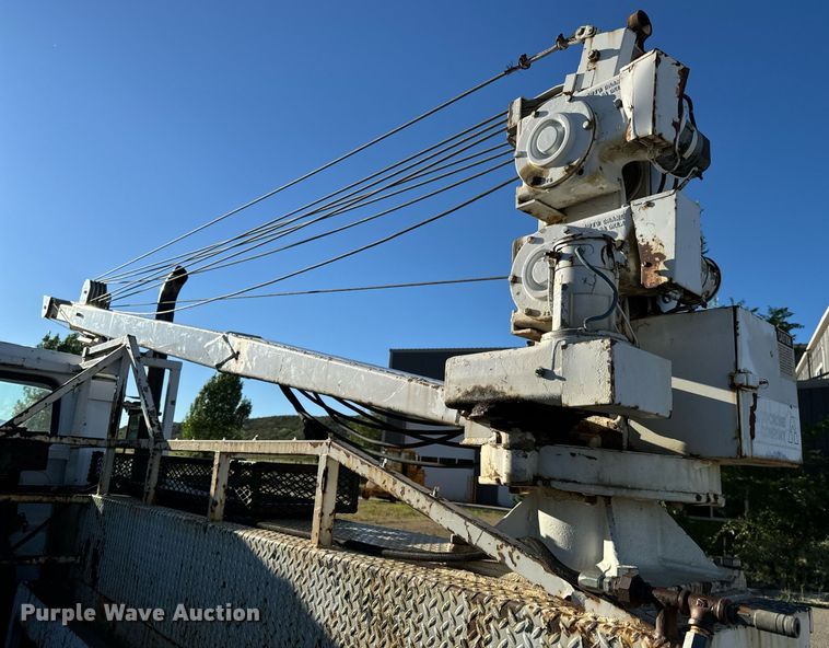 image for item LW9787 1980 International 1854 utility / service truck