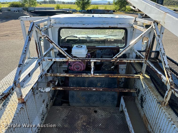 image for item LW9787 1980 International 1854 utility / service truck