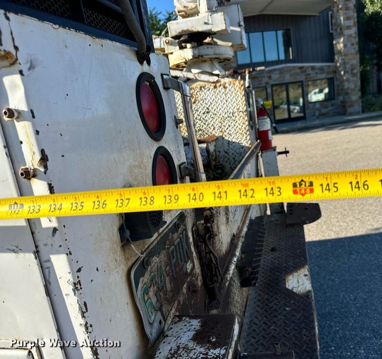 image for item LW9787 1980 International 1854 utility / service truck