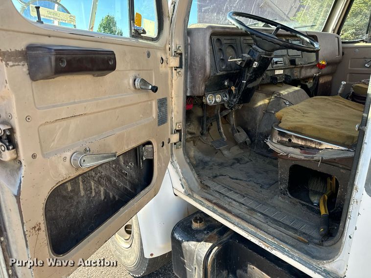 image for item LW9787 1980 International 1854 utility / service truck