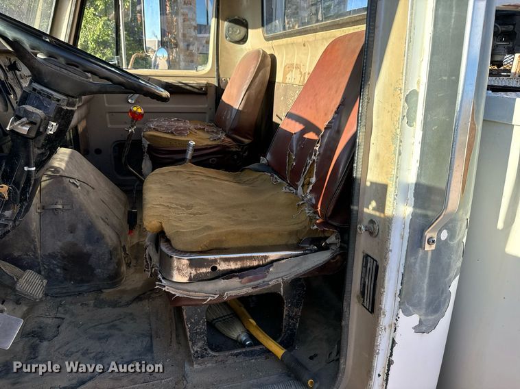 image for item LW9787 1980 International 1854 utility / service truck