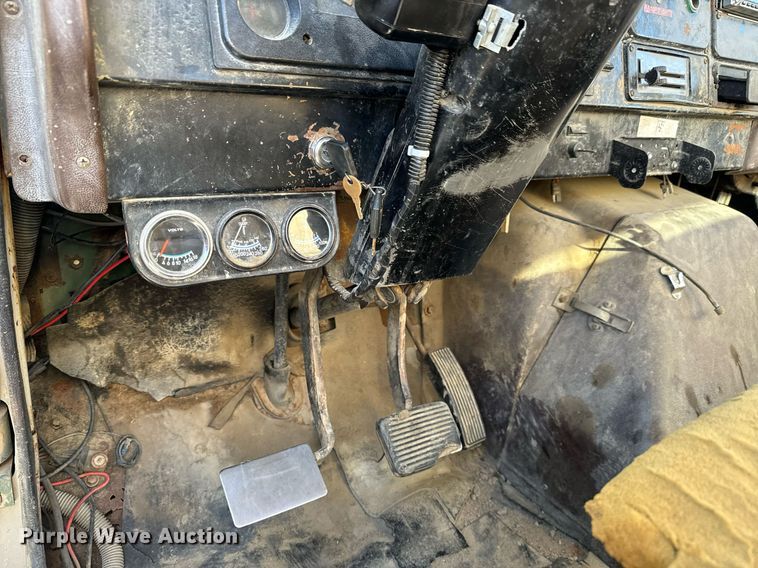 image for item LW9787 1980 International 1854 utility / service truck