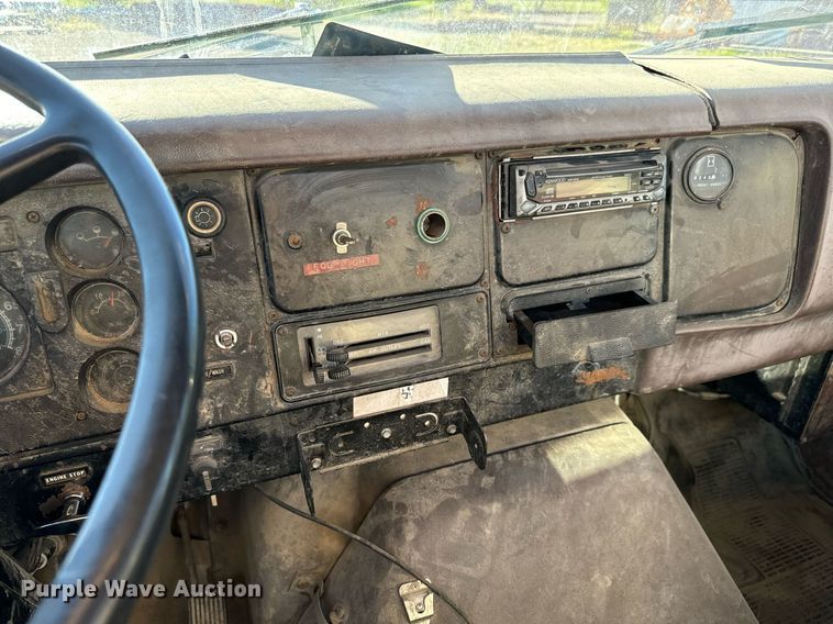 image for item LW9787 1980 International 1854 utility / service truck