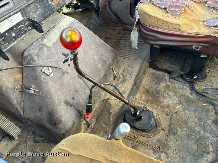 image for item LW9787 1980 International 1854 utility / service truck