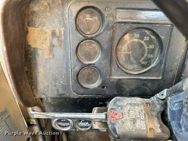 image for item LW9787 1980 International 1854 utility / service truck