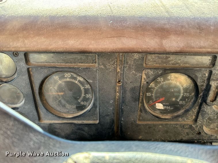 image for item LW9787 1980 International 1854 utility / service truck