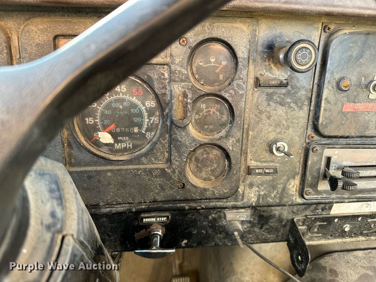 image for item LW9787 1980 International 1854 utility / service truck