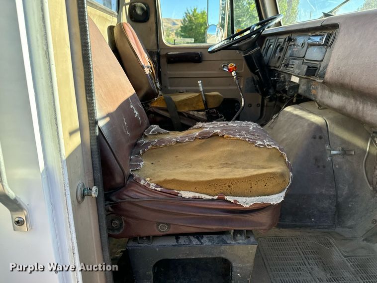 image for item LW9787 1980 International 1854 utility / service truck