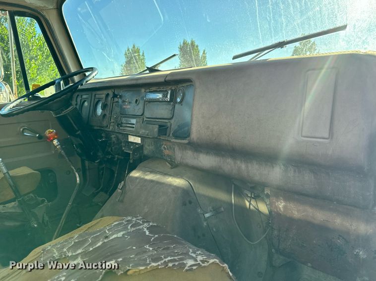 image for item LW9787 1980 International 1854 utility / service truck