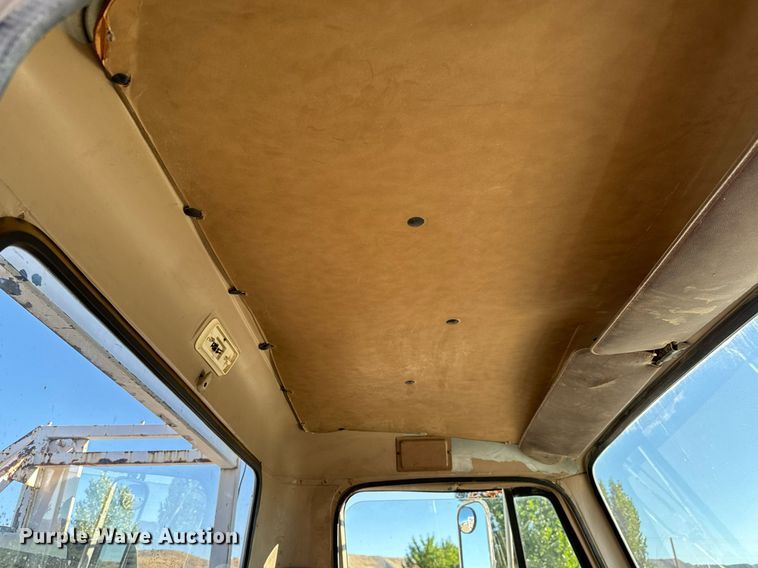 image for item LW9787 1980 International 1854 utility / service truck