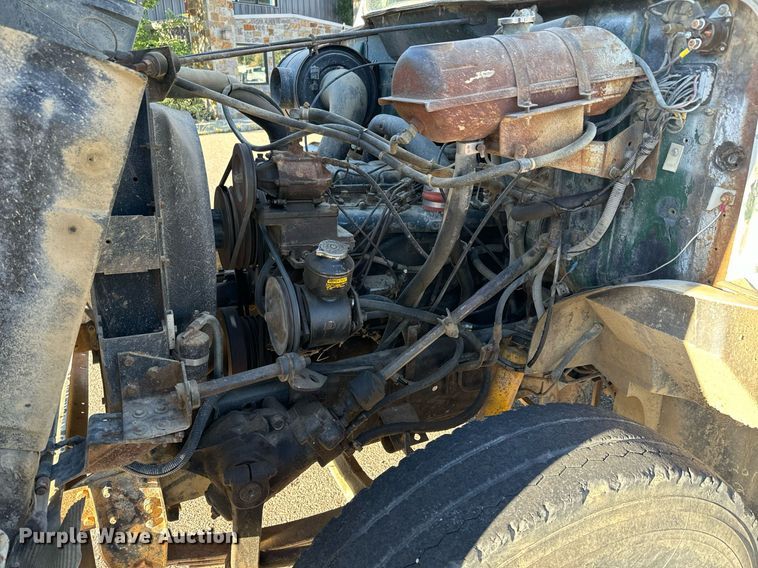 image for item LW9787 1980 International 1854 utility / service truck