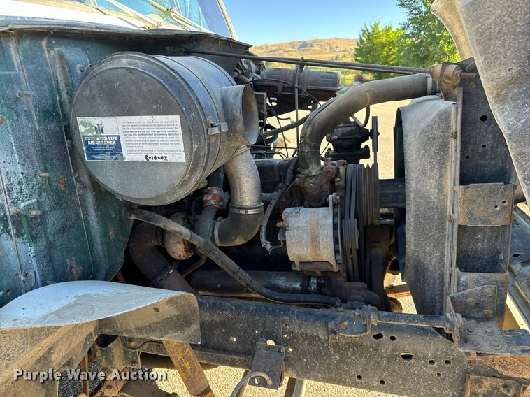 image for item LW9787 1980 International 1854 utility / service truck