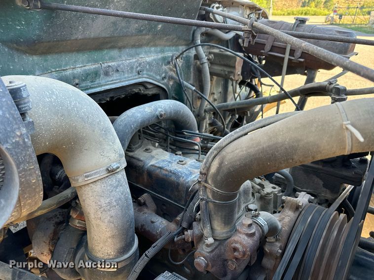 image for item LW9787 1980 International 1854 utility / service truck