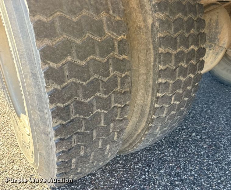 image for item LW9787 1980 International 1854 utility / service truck