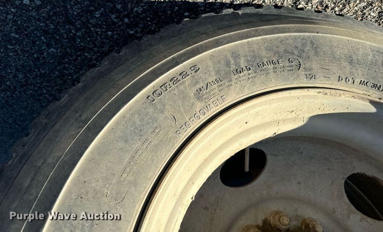 image for item LW9787 1980 International 1854 utility / service truck