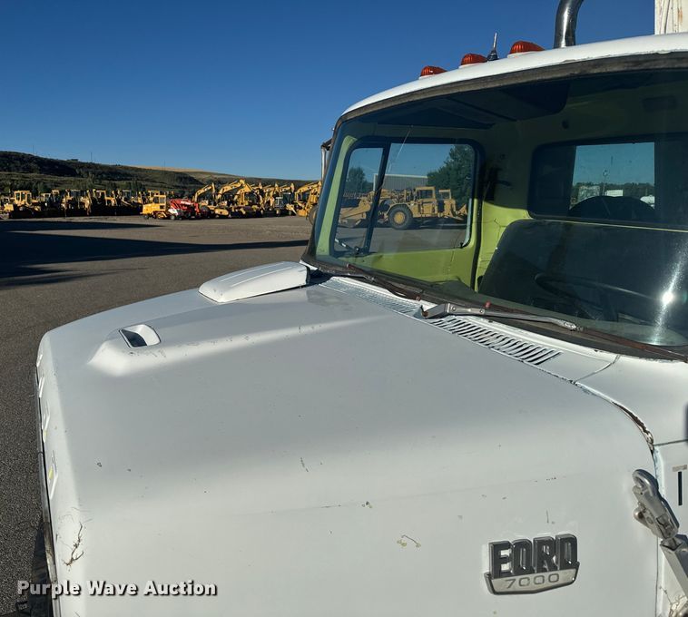 image for item LW9788 1977 Ford 7000 crane truck