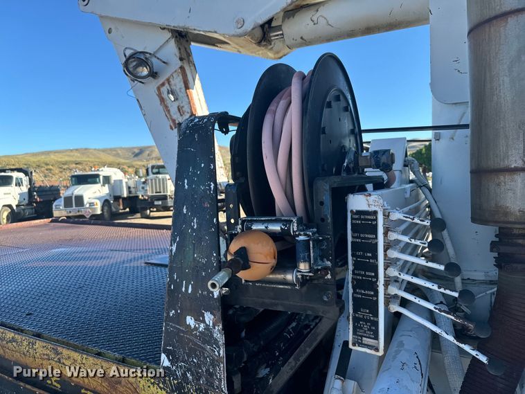 image for item LW9788 1977 Ford 7000 crane truck