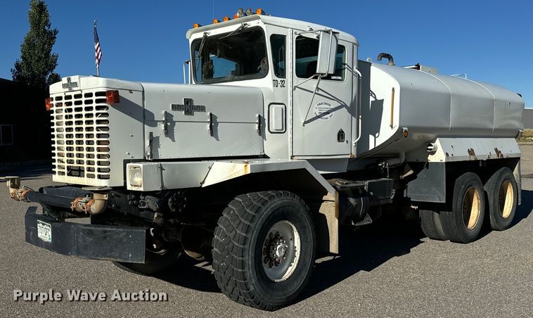 image for item LW9789 1988 Oshkosh P-2526-1 water truck